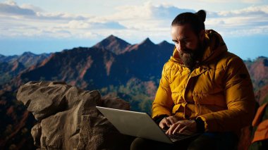 Hayal kırıklığına uğramış girişimci, tatilde iş problemlerinden, güçlü sinyallerden ve internetten bıkıyor. Dağın tepesine tırmanan biri için. Yürüyüşçü rahatlamaya çalışıyor. Kamera A.
