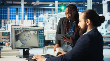 Fotovoltaik fabrikasındaki mühendis arızalı sistemleri onarmak için işçi gönderiyor. Güneş panelleri fabrika müdürünü üretiyor ve işten çıkarma süresini azaltmak için çalışanlara görev veriyor, kamera A