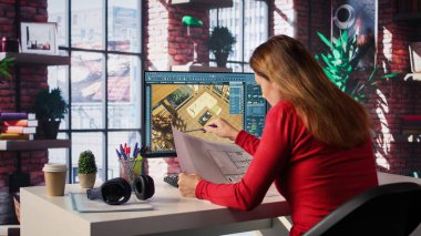 Freelancer tasarımcısı, pc 'nin planlarını kullanarak, elementleri yapılandırmak için mimari yazılım kullanarak apartman zemin planını dekore ediyor. Kadın, görüntüleme ve 3D modellemeyi etkinleştirmek için arayüz kullanır. Kamera B.