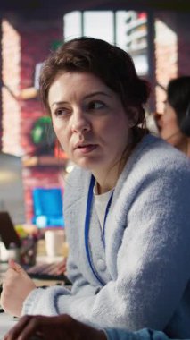 Dikey Görüntü Çağrı Merkezi, yeni ajanlara teknik bilgisayar araçları eğitimi veren bir gemide çalışıyor. Müşteri Destek Bürosu Müdürü, şirketin nasıl kullanılacağı konusunda destek sağlıyor