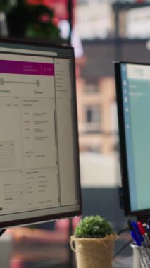 Dikey video Paket izleme yazılımı ve CRM randevu çizelgesi uygulaması lojistik bölümündeki PC ekranlarında görüntülendi. Ofisteki bilgisayar paketleri sevkiyat izlemesini ve