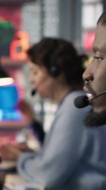 Müşterilere çoklu dil desteği sağlamak için yapay zeka sohbet robotu kullanan dikey video çağrı merkezi çalışanı. Müşteri etkileşimlerini çevirmek için AI araçlarını kullanan müşteri destek operatörü