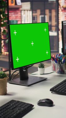 Veri analiz panellerini gösteren ekranların yanındaki dikey video yeşil ekran modelleme bilgisayarı. Ölçüm ve veri görüntüleme monitörünün yanındaki şirket çalışma alanındaki krom anahtar izole edilmiş ekran PC