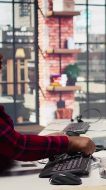 Dikey video çağrı merkezi yöneticisi stajyere müşterilerin sevkiyat paketlerini nasıl takip edeceğini öğretiyor. Müşteri merkezi ekip lideri stajyere indüksiyon yapıyor, müşteri paketlerinin yerini belirliyor ve durum güncellemeleri sağlıyor