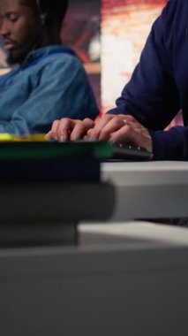 Dikey video çağrı merkezi kıdemli ajanı mutsuz müşterilerle ilgileniyor, sorunları dinliyor. Deneyimli Asyalı müşteri hizmetleri çalışanı şirket çalışma alanı, kamera B 'de şikayette bulunuyor.