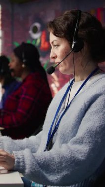 Dikey video çağrı merkezi ajanı, müşteri etkileşimlerini arttırmak ve soruşturmaları etkili bir şekilde çözmek için yapay zeka kullanır. Müşteri hizmetlerindeki kadın yapay zeka iletişim teknolojileri kullanıyor.