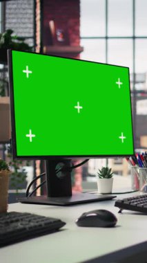 Tatminsiz müşterilerin teknik sorunları çözmek için aradığı boş çağrı merkezindeki dikey video yeşil ekran PC monitörleri. Mockup bilgisayarı, müşteri destek çalışma alanında görüntüler, panning shot