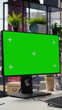 Yeşil ekran PC kullanarak müşteri sorunlarını çözen dikey video çağrı merkezi çalışanı. Müşterilerle konuşmak için kulaklık kullanan Chroma tuşlu bilgisayar ekranının önündeki müşteri desteği elemanı, kamera B