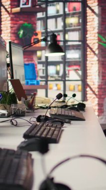 Teknik sorunları olan müşterilere yardım etmek ve tanı koymak için kullanılan PC cihazları olan dikey video müşteri destek ofisi. Şikayet çözümü için kullanılan bilgisayarlı çağrı merkezi işyeri