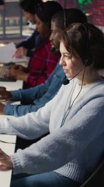 Dikey video müşterileri destekleyen işçiler, müşterilerin arama kotalarını ve satış hedeflerini tutturmalarına yardımcı oluyor. Merkezdeki ajanları ara ve yeni ürünler hakkında bilgi ver. Kamera B.