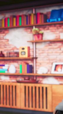 Dikey video müşteri destek ajanı işe geliyor, ofise giriyor, müşterilere soruşturmada yardım ediyor. Çağrı merkezi çalışanı bilgisayar masasında oturuyor, hesap yönetimi görevlerini başlatıyor, kamera B