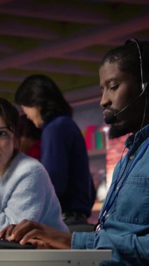 Dikey Görüntü Çağrı Merkezi Yöneticisi. Müşterilere adım adım rehberlik eden bir ajan. Müşteri Merkezi Yöneticisi, çalışanlar tarafından yürütülen teknik işlemleri denetliyor.