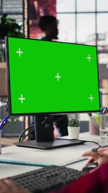 Dikey video çağrı merkezi çalışanı yeşil ekran modelleme PC üzerinde çalışıyor, ofiste hesap yönetimi yapıyor. Chroma tuşunun önündeki müşteri desteği elemanı izole edilmiş bilgisayar kullanım aramaları, kamera