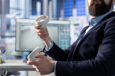 Güneş paneli çalışanı VR ekipmanları kullanarak fotovoltaik sistem performansını inceliyor. Verimliliği optimize etmek için sanal gerçeklik teknolojisi kullanarak profesyonel üretim ölçümlerini kapat