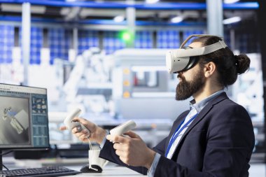 Güneş panelleri mühendisi CAD yazılımını kullanarak düzeni optimize etmek için VR gözlük kullanıyor. Fotovoltaik fabrikası işçisi sanal gerçeklik teknolojisini kullanarak maksimum enerji üretimini ayarlıyor.