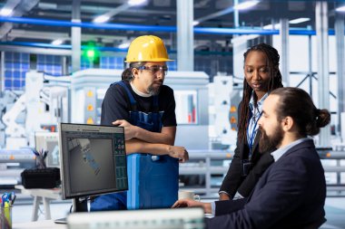 Photovoltaics tesis mühendisliği ekibi verimlilik ölçümlerini gözden geçirdikten sonra üretim üretimini artırmanın yollarını tartışıyor. Güneş panelleri, sistem hatalarını tespit etmek için birlikte çalışan meslektaşlarını yerleştirir