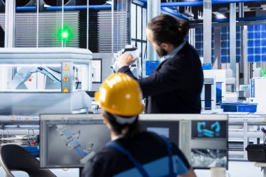 Photovoltaics fabrikası teknisyenleri üretim akışını optimize etmek için bilgisayar kullanıyorlar. Sürdürülebilir enerji güneş panelleri üretim sürecini izlemek için çalışanları izleme yazılımı yerleştirir