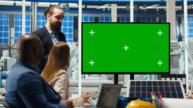 Fabrika mühendisleri güneş paneli materyal parametrelerini kontrol etmek ve dayanıklılığı artırmak için izole ekran monitörü kullanırlar. Araştırmacılar sürdürülebilir enerji çözümleri geliştirir, kroma anahtar ekranına, kamera B 'ye bakarlar.