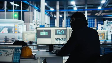 Maskeli hacker gece gizlice güneş paneli tesisine giriyor, gizli üretim verilerini çalmak için USB çubuğunu bilgisayara sokuyor. Fotovoltaik fabrikasındaki hırsız şirket dosyalarını ve kamera A 'yı alıyor.