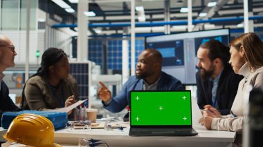 Fabrika mühendisleri verileri kullanarak enerji üretimini arttırmak için yeşil ekran dizüstü bilgisayar kullanıyorlar. Fotovoltaik bitki uzmanları kroma anahtar defteri üzerinde güneş pili prototipleri tasarlıyorlar. Kamera A