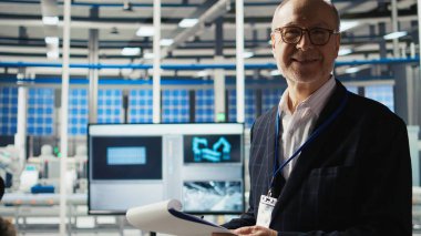 Gülümseyen sanayi fabrikası hissedarlarının portresi potansiyel yatırım fırsatları üzerine araştırma yürütüyor. Neşeli fabrika yatırımcısı pazar analizi yapmak, eğilimleri belirlemek, kamera A 'yı ziyaret ediyor.