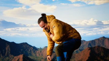Pervasız, hazırlıksız yürüyüşçü yüksek irtifadaki bir uçurumun kenarına doğru tökezler ve güçlü rüzgarlar tarafından gafil avlanır. Sıradışı koşullar altında, dağın tepesinde denge kaybı. Kamera B.