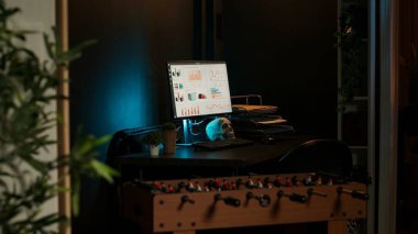 Minimalist ev ofisi ve ahşap mobilyaları olan şehir dairesi, akıllı TV ve ev bitkileri modern tasarım, harmanlayıcı rahatlık ve yaratıcılık ile rahat bir çalışma alanı yaratıyor..