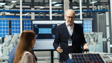 Fotovoltaik fabrikasındaki işadamları sürdürülebilir üretim sektöründe finansal yatırımlar yapıyorlar. Yöneticiler, güneş paneli üretim ölçeklendirmesi otomasyon stratejileri, kamera B 'yi tartışmak için bir araya geldiler