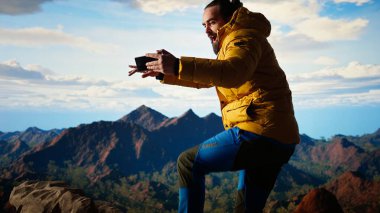 Pervasız maceracı bir resim çekmek için dengesini kaybediyor ve bir uçurumdan telefon düşürüyor, yüksek irtifa dağ sırasından düşüyor. Aptal yürüyüşçü bir manzaranın fotoğraflarını çekmeye çalışır. Kamera A.