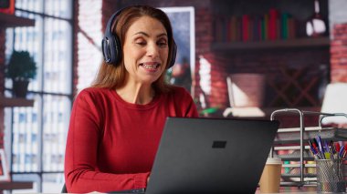 İnternet üzerinden sanal aile toplantısına ev sahipliği yapan neşeli kadın, akrabalarla görüşmeler ve son haberleri paylaşıyor. İnsan sevdikleriyle iletişim kurmak için web bağlantısını kullanır. Kamera A.