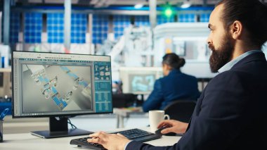 Fotovoltaik fabrikası mühendisi güneş pillerinin güç üretimini maksimuma çıkarmak için bilgisayar parametrelerini ayarlıyor. Güneş paneli üretim tesisi kamera A 'da enerji kaynağını optimize eden teknisyen.