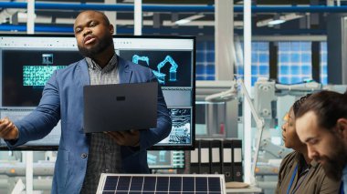 Fotovoltaik bitki araştırmacıları güneş hücrelerini zayıflıkları tespit etmek ve enerji üretimini iyileştirmek için değerlendiriyorlar. Güneş panelleri fabrika uzmanları daha iyi enerji emilimi için teknolojiyi optimize ediyorlar, kamera B