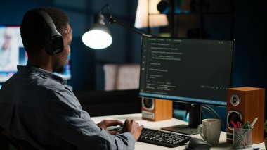 Ağ operatörü betiği güncelliyor ve HTML kodunu terminal arayüzünde bilişim dili ile birleştiriyor. Veritabanlarını kontrol eden serbest çalışan donanım programcısı, teknik destek. Kamera B.