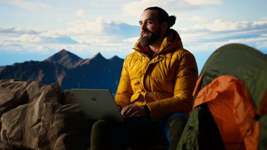 İşkolik kâşif her zaman kesintisiz işlere bağlanır ve bağımlıdır. Dağın tepesinde dizüstü bilgisayarını açar. İnternet bağımlısı genç yürüyüşçü güçlü sinyallerden hoşlanıyor. Kamera A.