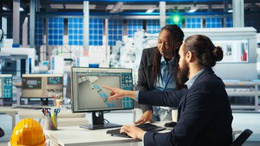 Photovoltaics fabrika müdürü güneş panellerinin performansını kontrol ettikten sonra çalışanlara görev veriyor. Uzman, güneş santrali makinelerini inceledikten sonra ayarlamaları yapması için işçi gönderiyor. Kamera A