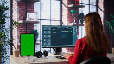 Olgun yetişkin, yeşil ekran, uzaktan çalışma yanındaki web arayüzünde dijital yapay zeka aracı kullanır. Yapay zeka güç arayüzü iletişimi basitleştirir ve verimliliği artırır. Kamera A.