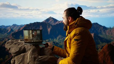 İnternet üzerinden iş arkadaşlarıyla buluşan işkolik kaşifler, dağın tepesinde yüksek hızlı bir internet sinyalinin keyfini çıkarıyorlar. Bağımlılığı olan genç bir yürüyüşçü CEO. Kamera A.