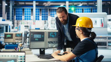 Fotovoltaik fabrika müdürü arızalı sistemleri onarmak için mühendislik onarımı yapıldığını gösteriyor. Güneş panelleri üreten bir adam, fabrika teknisyeni güncellemeleri üretiyor. Kamera A 'nın dinlenme süresini azaltmak için.