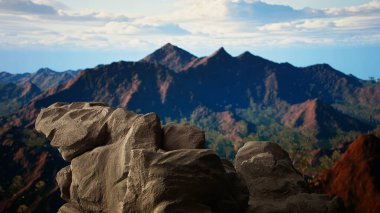 Manzaralı yürüyüş yolu, gezginlerin el değmemiş vahşi doğanın güzelliğine kendilerini batırabilecekleri bu kayalık bakış açısına götürür. Doğa severler ve dağcılar için bir cennet..