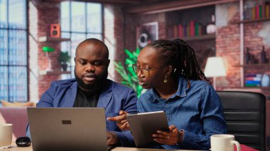 Bağımsız insanlar, dijital araçlarla çevrili evlerindeki uzak iş görevleri için cihazlar kullanıyorlar ve program esnekliğinin faydalarından keyif alıyorlar. Modern serbest yaşam tarzı işte. Kamera B.