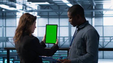 Veri merkezindeki teknisyenler yeşil ekran tableti kullanarak donanım teşhislerini gözden geçiriyorlar. IT çalışanları sunucu ayarlarını modelleme aygıtı kullanarak ayarlıyor, yazılım güncellemeleri uyguluyor, kamera A