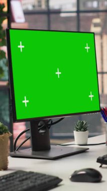 Boş ofiste analitik gösterge panelleri ve veri grafiklerini gösteren dikey Chroma anahtar bilgisayarı görüntüler. Dijital veri görselleştirmesini gösteren yeşil ekran bilgisayarlı ofis çalışma alanı, ekran çekimi