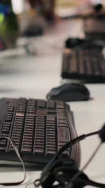 Boş müşteri hizmetleri işyerindeki bilgisayar monitörlerindeki dikey video CSM sistem arayüzleri ve çağrı merkezi ses kulaklıkları. PC görüntüleme ve kulaklıklarda müşteri hizmetleri yönetimi yazılımı UI