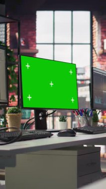 Boş ofiste analitik gösterge panelleri ve veri grafiklerini gösteren dikey Chroma anahtar bilgisayarı görüntüler. Dijital veri görselleştirmesini gösteren yeşil ekran bilgisayarlı ofis çalışma alanı, ekran çekimi