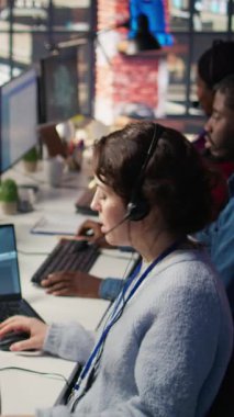 Çağrı merkezinde dikey video teknik destek uzmanı. Yapay zeka teknolojisinin yardımıyla sorun çözüyor. BT çalışanı AI LLM sohbet robotu kullanarak müşteri bağlantılarını düzeltiyor