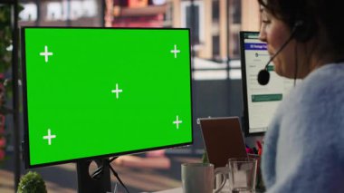 Arama merkezi ajanı yeşil ekran model PC kullanarak müşterilerin hesaplara tekrar erişmelerine yardım ediyor. Müşteri merkezinde çalışan, yardıma ihtiyacı olan müşterilere yardım eden, kroma anahtar bilgisayarı üzerinde çalışan, kamera A