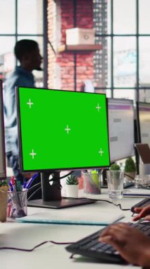 Dikey video çağrı merkezi ajanı yeşil ekran PC kullanarak canlı sohbet desteği sağlıyor, müşterilerin şikayetlerini ele alıyor. Çalışan krom anahtar bilgisayar kullanıyor, tatmin olmamış müşterilerle uğraşıyor, kamera B kapatıldı