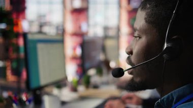 Arama merkezi ajanı müşterilere rehberlik etmek için ses mikrofonu kullanıyor. Müşteri merkezi çalışanı, müşterileri teknik çözümler üzerinden yürütmek için kulaklık mikrofonu kullanıyor.