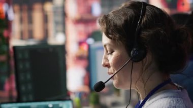 Müşteri temsilcisi, müşterilerle konuşmak ve satış olanaklarını belirlemek için Al Chatbot 'u kullanıyor. Ofisteki çalışanlar, A kamerasında ipucu üretmek için yapay zeka LLM kullanıyorlar.