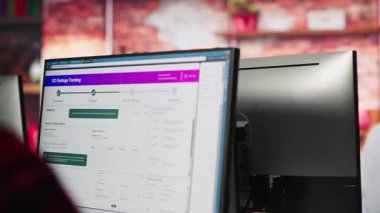 Takım çalışanı, neşeli çağrı merkezi ajanları ofisdeki sevkiyatı takip ediyor. İyimser müşteri merkezi meslektaşları, müşteri paketlerinin yerini belirlemek ve durum güncellemeleri sağlamak için yazılım kullanır.